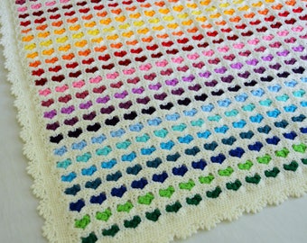 Könnte beinhalten: Eine handgefertigte Häkeldecke mit einem Regenbogen-Farbverlauf. Die Decke hat ein sich wiederholendes Muster aus herzförmigen Maschen in einem Farbspektrum von Rot bis Grün. Der Rand ist cremefarben mit einem gewellten Rand. Der Text "Willow Knot Patterns" ist sichtbar.