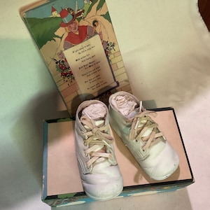 Pied Piper of Hamlin baby shoes and box, vintage 1950's image 1