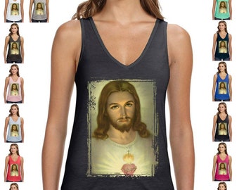 Könnte beinhalten: Ein anthrazitfarbenes Tanktop mit einem verwaschenen, Vintage-Bild von Jesus Christus mit einem Herzen auf der Brust. Das Bild ist von einem goldenen Rahmen umgeben.