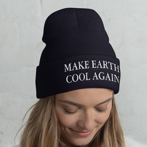 Könnte beinhalten: Schwarze Mütze mit weiß gesticktem Text "MAKE EARTH COOL AGAIN".