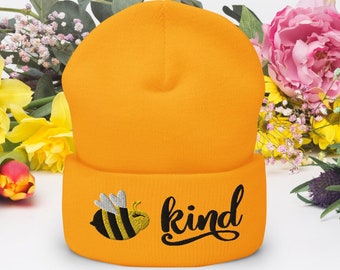 Czapka z dzianiny z haftowanym mankietem Bee Kind | Be Kind