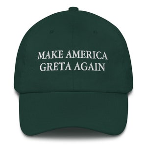Może przedstawiać: Ciemnozielona czapka bejsbolowa z białym haftem "MAKE AMERICA GRETA AGAIN". Czapka ma zakrzywiony daszek i zaokrągloną koronę, typową dla klasycznej czapki bejsbolowej.