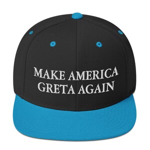 Może przedstawiać: Czarna i niebieska czapka z daszkiem z haftem "Make America Greta Again" w kolorze białym.