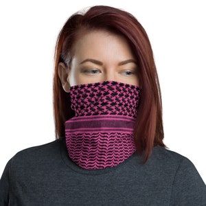 Puede incluir: Una mascarilla facial de patrón rosa y negro. La mascarilla está hecha de una tela suave y transpirable y está diseñada para ser cómoda de llevar.