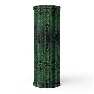 Peut inclure: Un masque facial noir et vert avec un motif r&eacute;p&eacute;t&eacute; de code vert sur fond noir.