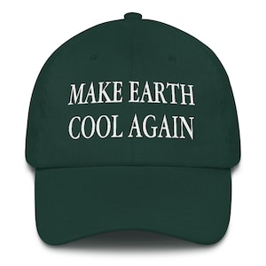 Könnte beinhalten: Eine dunkelgrüne Baseballkappe mit dem Text "MAKE EARTH COOL AGAIN", der in Weiß gestickt ist.