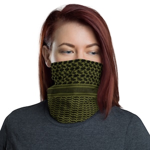 Puede incluir: Una mascarilla facial de patrón verde y negro con un diseño geométrico. La mascarilla está hecha de una tela suave y transpirable y está diseñada para ser cómoda de llevar.