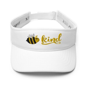 Op de afbeelding: Witte visor met een geborduurde gele bij en het woord "kind" in gele schrift.