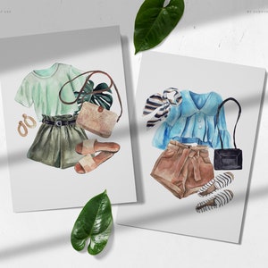 Może przedstawiać: Akwarelowe ilustracje dw&oacute;ch stroj&oacute;w. Jeden zawiera miętowy t-shirt, oliwkowe szorty, tkana torbę, sandały i złote kolczyki. Drugi obejmuje niebieską bluzkę, brązowe szorty, czarną torebkę i pasiaste baleriny.