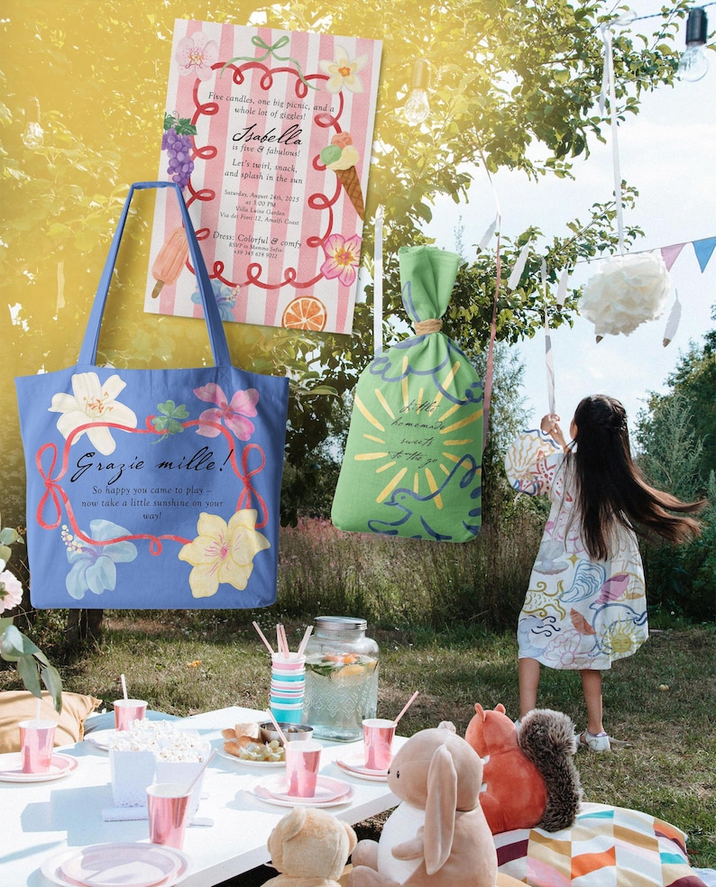 Puede incluir: Una bolsa tote azul con dise&ntilde;os florales y el texto "Grazie mille!" cuelga cerca de una invitaci&oacute;n de fiesta. Tambi&eacute;n se ve una bolsa verde con un dise&ntilde;o de sol y una ni&ntilde;a con un vestido estampado.