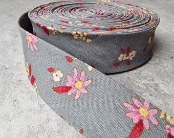 Schrägband – reine Baumwolle – handgefertigt – elastisch – doppelt gefaltet – Tilda – Grau – mehrfarbige Blumen – 25 mm breit