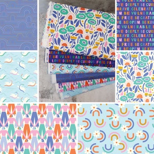 Könnte beinhalten: Eine Sammlung farbenfroher Stoffmuster mit verschiedenen Mustern. Designs umfassen Blumenarrangements, geometrische Formen und Figuren, die sich an den Händen halten. Ein Stoff zeigt die Worte "BRAVE, BE VULNERABLE, LOVE DEEPLY, BE CURIOUS, FEEL FREE, BE OPEN, BE KIND."