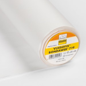 Könnte beinhalten: Eine Rolle weißer Vliesofix Bondaweb 719  klebbarer Einlage für Nähprojekte. Das Etikett ist gelb mit schwarzem Text und einem Barcode. Es ist 100% PA und misst 90 cm x 30 m.