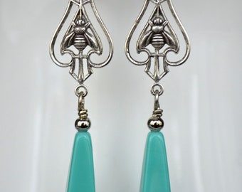 Art nouveau, art-deco bijenoorbellen, turkooisblauwe oorbellen van tsjechisch glas, antieke zilveren messing oorbellen