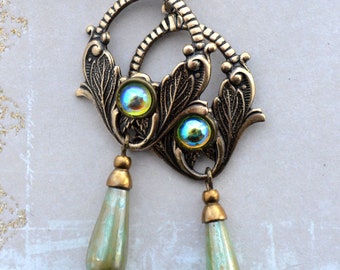 Boucles d'oreilles Art nouveau, Art déco en verre vert, Boucles d'oreilles florales en laiton vieilli