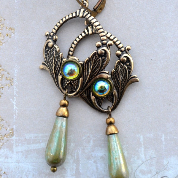 Boucles d'oreilles Art nouveau, Art déco en verre vert, Boucles d'oreilles florales en laiton vieilli