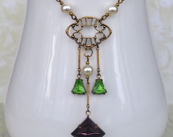 Colar de estilo sufragista, eduardiano, vitoriano, art nouveau e art déco, em latão envelhecido, com ametista, peridoto, vidro e pérolas de cristal.