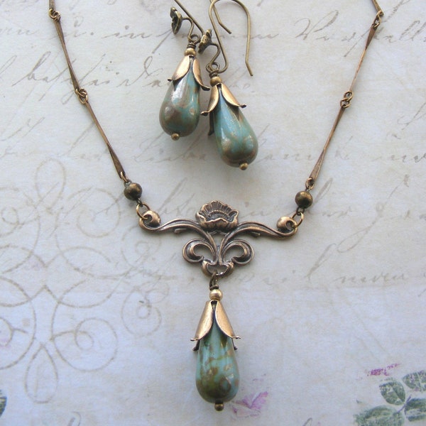 Ensemble de collier et de boucles d'oreilles en laiton de style Art Nouveau avec des gouttes de verre tchèque Turquoise Picasso Lustre d'or