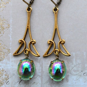 Art Nouveau, brincos de gota de vidro verde peridoto iridescente de latão dourado antigo Art Déco