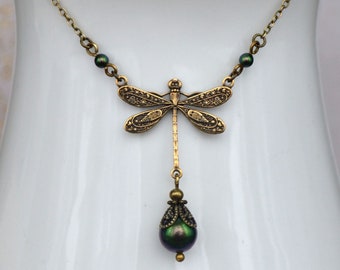 Collier libellule Art nouveau en laiton vieilli avec perles de cristal vert irisé