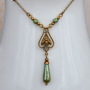 Collier Abeille Art nouveau en laiton vieilli avec goutte de verre tchèque vert turquoise et or