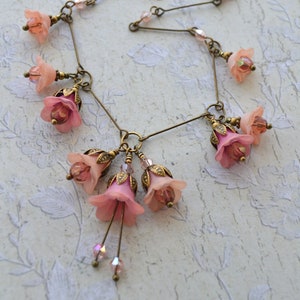 Jugendstil Handmade Handbemalte Vintage Style Shades of Antique Pink Lucite Blumen-Halskette