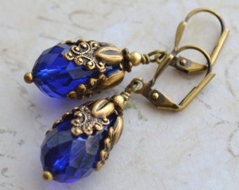 Orecchini pendenti in vetro sfaccettato blu royal in ottone anticato in stile Art Nouveau