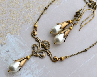 Ensemble collier de mariée et boucles d'oreilles de style Art nouveau en laiton doré vieilli crème, cristaux crème, gouttes de perles, collier et boucles d'oreilles vintage