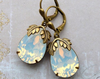 Art Nouveau, Art Deco, antieke gouden messing witte opaal kristallen drop oorbellen