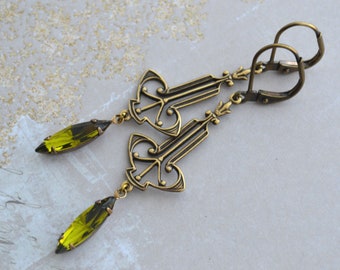 Art Deco Jugendstil Antik Gold Messing Ohrringe, Olivine Grün Glas Navette Tropfen Ohrringe