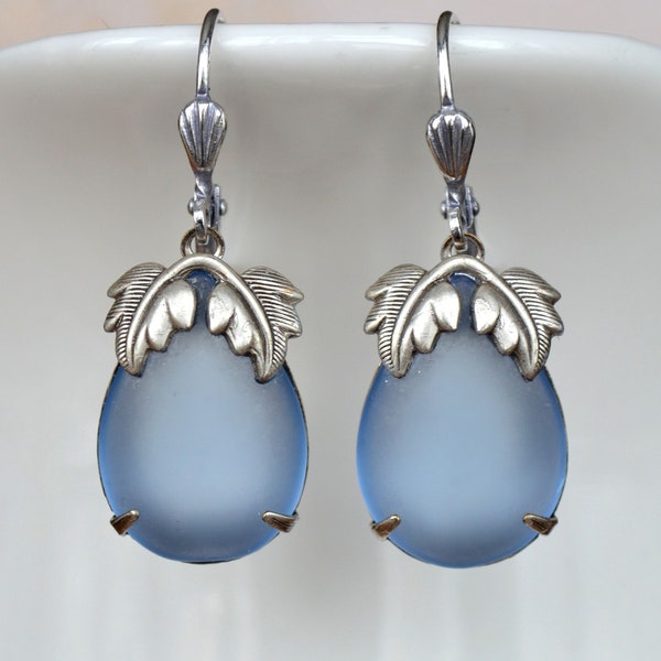 Boucles d'oreilles pendantes Art nouveau, Art déco en argent vieilli, verre bleu saphir clair