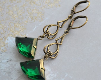 Orecchini Art Déco, Orecchini Art Nouveau, Orecchini in vetro verde smeraldo, Orecchini in ottone dorato anticato, Orecchini a forma di ventaglio