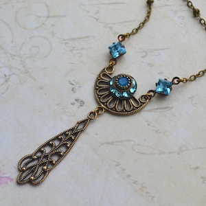 Art-Deco-Stil Antiqued Gold Filigree Messing Aquamarin und Blue Opal Crysal Halskette