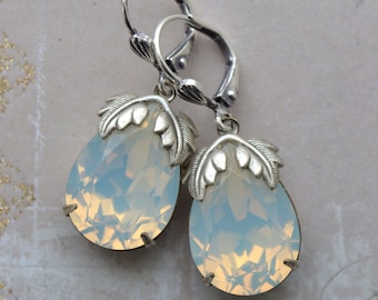 Art nouveau, art deco, antiek zilver messing witte opaal kristallen oorbellen