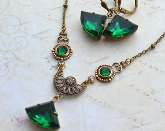 Ensemble collier et boucles d'oreilles en laiton vieilli de style Art déco en verre vert émeraude