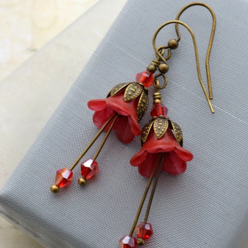 Pendientes de flores de bosque rojas de estilo vintage hechos a mano estilo Art Nouveau