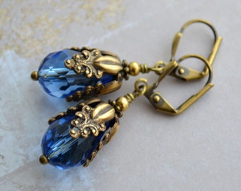 Orecchini pendenti in vetro sfaccettato blu zaffiro, in ottone anticato, stile Art Nouveau