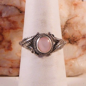 Navajo Handmade Sterling Silver Mother of Pearl Ring Size 6 1/2 - Leaf & Raindrop Appliques - Southwestern Jewelry