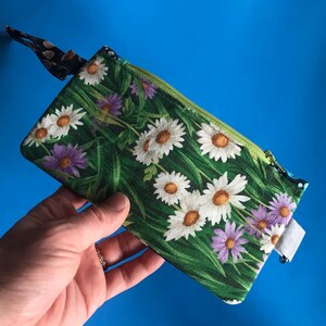 Monedero pequeño de 7” x 4” con margaritas y asters Monedero de tela con flores Tarjetero Estuche con cierre Organizador de carteras Brillo de labios Audífonos Monedero Monedero