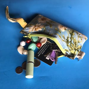 Monedero pequeño de 7” x 4” con narcisos y crisantemos Cartera de tela con flores para la muñeca Tarjetero Estuche con cierre Organizador de carteras Brillo de labios Monedero Monedero