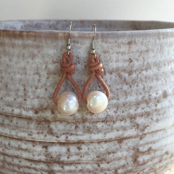 Pearl and leather earrings, single pearl drop earrings, single pearl earrings, beach style earrings, bohemian earrings, pearl earrings