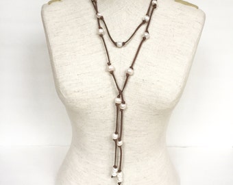 Ras de cou en cuir et perles, collier en cuir et perles, collier bohème, collier hippie, collier style plage, perles d'eau douce et cuir