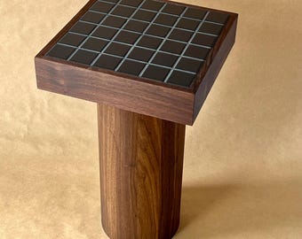 Mesita auxiliar moderna de nogal negro con pedestal cilíndrico, mesa auxiliar con tablero de azulejos de cerámica hechos a mano, mesita de noche de mediados de siglo.