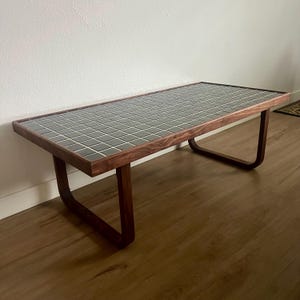 Mesa de centro moderna de mediados de siglo con tablero de azulejos — Nogal negro macizo