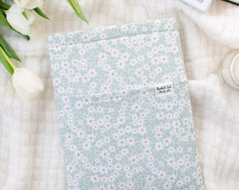 Cute Daisy Floral Book Sleeve in Sage Green, Book Sleeve with Pocket, Bookish Gift, Padded Book Cover