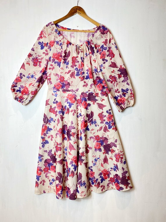 70s Vintage Floral Long Sleeved Midi Day Dress. Dr