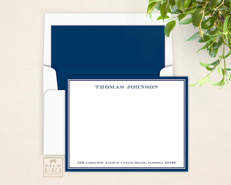K&ouml;nnte beinhalten: Eine wei&szlig;e Briefpapierkarte mit einem dunkelblauen Rand. Die Karte tr&auml;gt den Namen "Thomas Johnson" in dunkelblau oben und die Adresse "220 Lakeview Avenue, Palm Beach, Florida 33480" in dunkelblau unten.