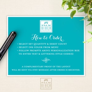K&ouml;nnte beinhalten: Eine t&uuml;rkisfarbene Karte mit wei&szlig;em Text und einem schwarzen Stift. Die Karte lautet "How to Order" und enth&auml;lt Anweisungen zur Auswahl von Menge, Tintenfarbe und Texteingabe. Das Palm Beach Papery-Logo befindet sich oben und unten.
