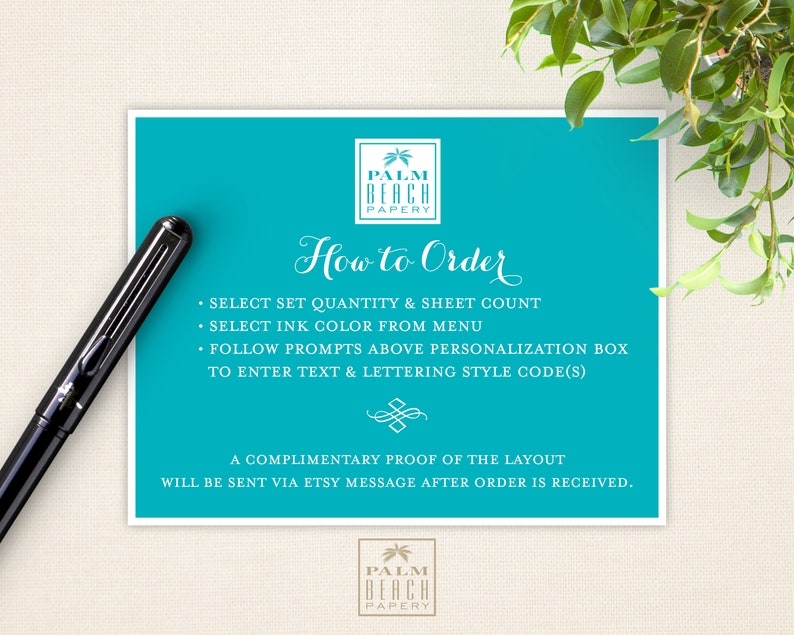 K&ouml;nnte beinhalten: Eine t&uuml;rkisfarbene Karte mit wei&szlig;em Text und einem schwarzen Stift. Die Karte lautet "How to Order" und enth&auml;lt Anweisungen zur Auswahl von Menge, Tintenfarbe und Texteingabe. Das Palm Beach Papery-Logo befindet sich oben und unten.