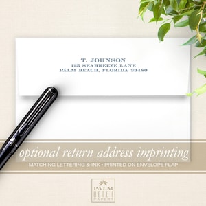 K&ouml;nnte beinhalten: Ein wei&szlig;er Umschlag mit einem blauen Absenderaufkleber, auf dem "T. Johnson, 125 Seabreeze Lane, Palm Beach, Florida 33480" steht. Der Text "optional return address imprinting" ist unter dem Aufkleber gedruckt. Der Text "Matching lettering & ink - printed on envelope flap" ist unter dem Text "optional return address imprinting" gedruckt.